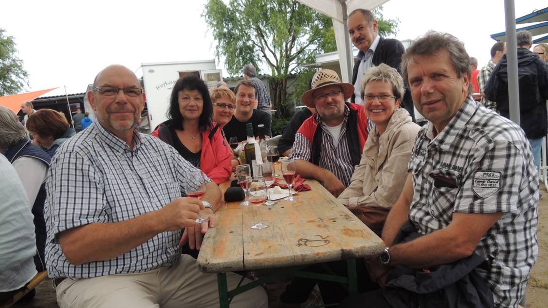 Landtagsabgeordneter Dr. Andreas Bernig, Bürgermeisterkandidat Peter Hinze und weitere Lokalpolitiker beim 13. Winzerfest auf dem Werderaner Wachtelberg