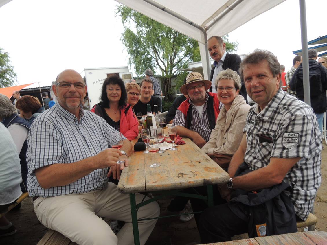 Landtagsabgeordneter Dr. Andreas Bernig, Bürgermeisterkandidat Peter Hinze und weitere Lokalpolitiker beim 13. Winzerfest auf dem Werderaner Wachtelberg