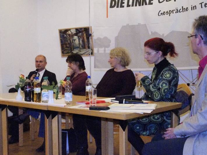 Ministerin D. Golze, Unterstützerin Frau Raschid, Deutschlehrerin Frau Koch, Bürgermeister Schmidt auf dem Podium bei der LINKEN ECKE Teltow