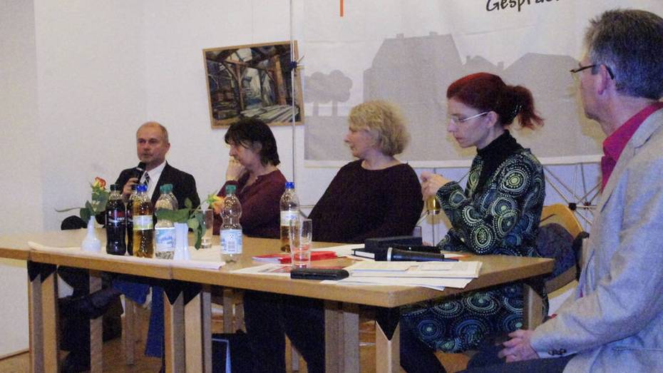 Ministerin D. Golze, Unterstützerin Frau Raschid, Deutschlehrerin Frau Koch, Bürgermeister Schmidt auf dem Podium bei der LINKEN ECKE Teltow