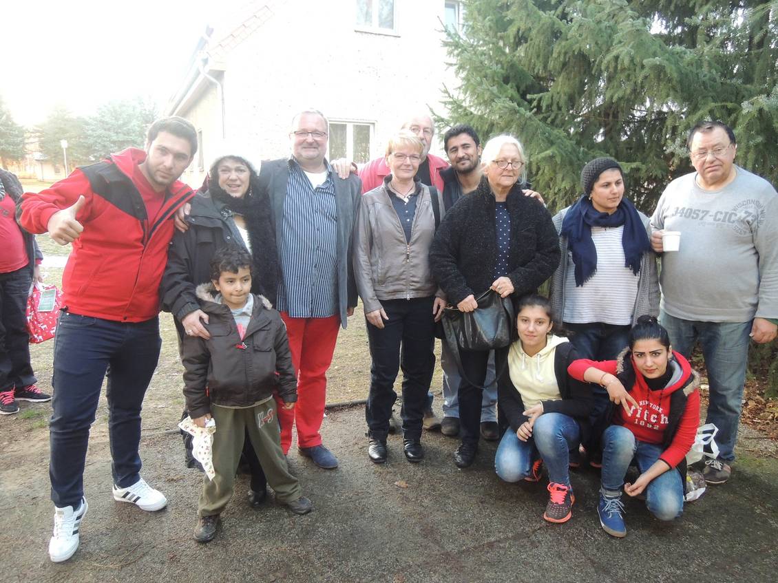 die Werderaner mit Gabi Zimmer (MdE) u Andereas Bernig (MdL) bei "ihren" Flüchtlingen