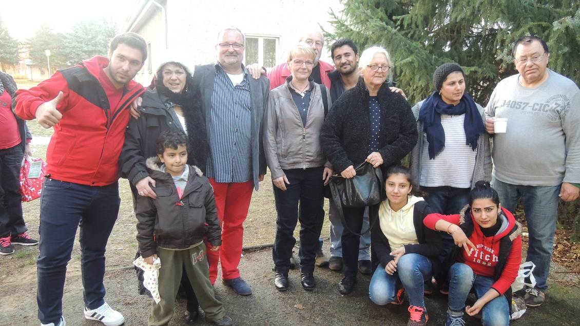 die Werderaner mit Gabi Zimmer (MdE) u Andereas Bernig (MdL) bei "ihren" Flüchtlingen