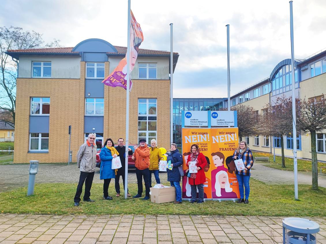 Flaggenhissung vor der Kreisverwaltung